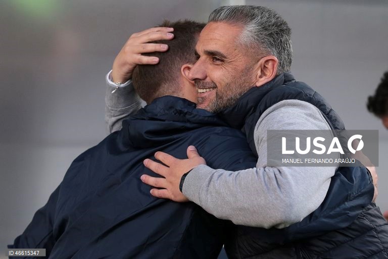 O Sporting ficou hoje provisoriamente a um ponto do líder FC Porto, ao vencer no terreno do Moreirense, por 3-0, em jogo da 23.ª jornada da I Liga portuguesa de futebol.