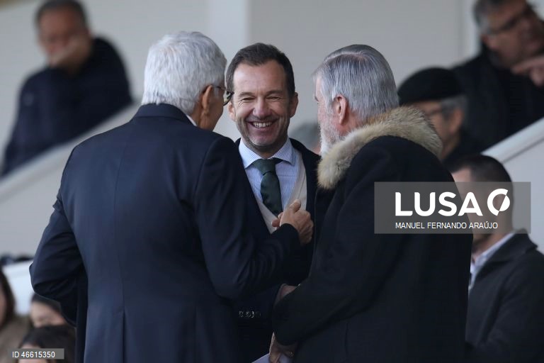 O Sporting ficou hoje provisoriamente a um ponto do líder FC Porto, ao vencer no terreno do Moreirense, por 3-0, em jogo da 23.ª jornada da I Liga portuguesa de futebol.