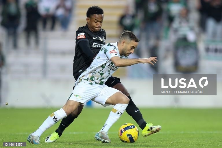 O Sporting ficou hoje provisoriamente a um ponto do líder FC Porto, ao vencer no terreno do Moreirense, por 3-0, em jogo da 23.ª jornada da I Liga portuguesa de futebol.