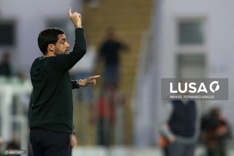 O Sporting ficou hoje provisoriamente a um ponto do líder FC Porto, ao vencer no terreno do Moreirense, por 3-0, em jogo da 23.ª jornada da I Liga portuguesa de futebol.