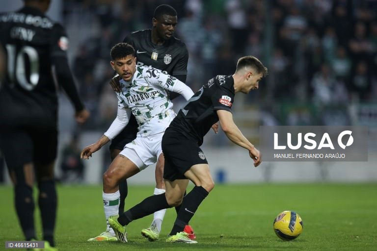 O Sporting ficou hoje provisoriamente a um ponto do líder FC Porto, ao vencer no terreno do Moreirense, por 3-0, em jogo da 23.ª jornada da I Liga portuguesa de futebol.