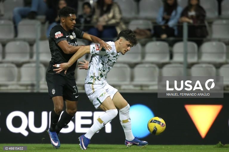 O Sporting ficou hoje provisoriamente a um ponto do líder FC Porto, ao vencer no terreno do Moreirense, por 3-0, em jogo da 23.ª jornada da I Liga portuguesa de futebol.