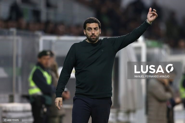 O Sporting ficou hoje provisoriamente a um ponto do líder FC Porto, ao vencer no terreno do Moreirense, por 3-0, em jogo da 23.ª jornada da I Liga portuguesa de futebol.