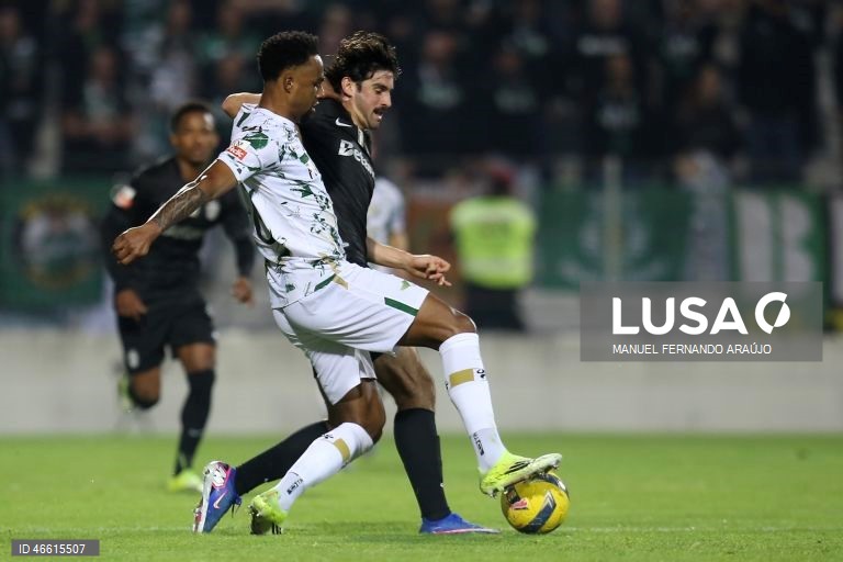 O Sporting ficou hoje provisoriamente a um ponto do líder FC Porto, ao vencer no terreno do Moreirense, por 3-0, em jogo da 23.ª jornada da I Liga portuguesa de futebol.
