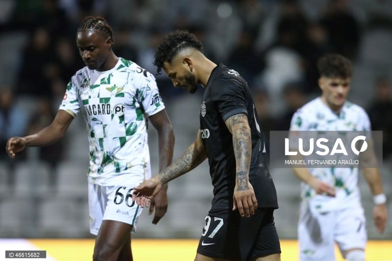 O Sporting ficou hoje provisoriamente a um ponto do líder FC Porto, ao vencer no terreno do Moreirense, por 3-0, em jogo da 23.ª jornada da I Liga portuguesa de futebol.