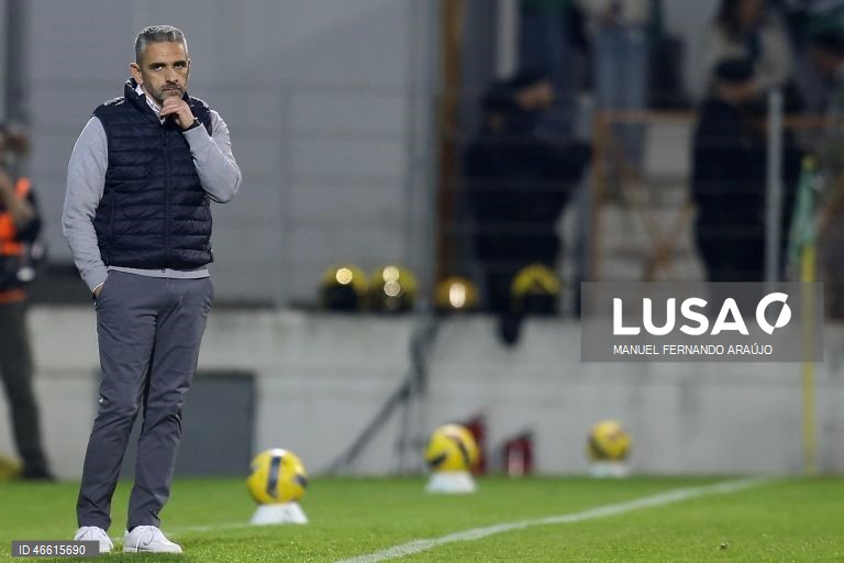 O Sporting ficou hoje provisoriamente a um ponto do líder FC Porto, ao vencer no terreno do Moreirense, por 3-0, em jogo da 23.ª jornada da I Liga portuguesa de futebol.