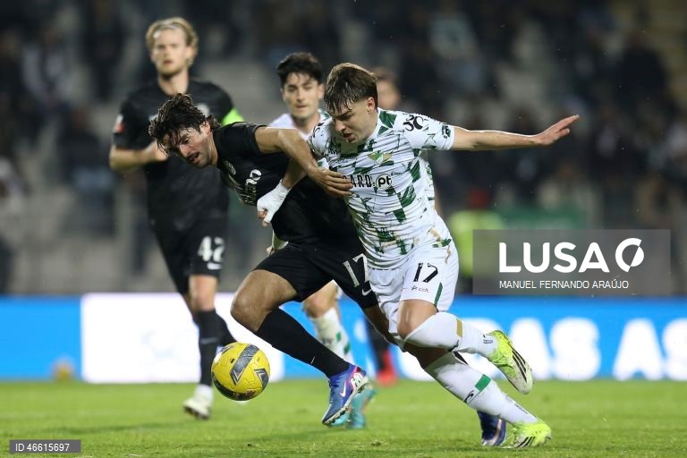 O Sporting ficou hoje provisoriamente a um ponto do líder FC Porto, ao vencer no terreno do Moreirense, por 3-0, em jogo da 23.ª jornada da I Liga portuguesa de futebol.