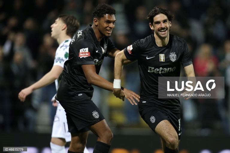 O Sporting ficou hoje provisoriamente a um ponto do líder FC Porto, ao vencer no terreno do Moreirense, por 3-0, em jogo da 23.ª jornada da I Liga portuguesa de futebol.