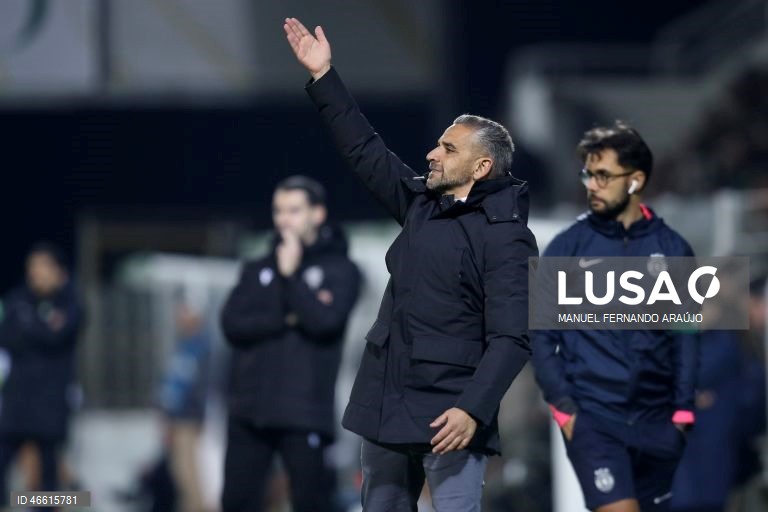 O Sporting ficou hoje provisoriamente a um ponto do líder FC Porto, ao vencer no terreno do Moreirense, por 3-0, em jogo da 23.ª jornada da I Liga portuguesa de futebol.