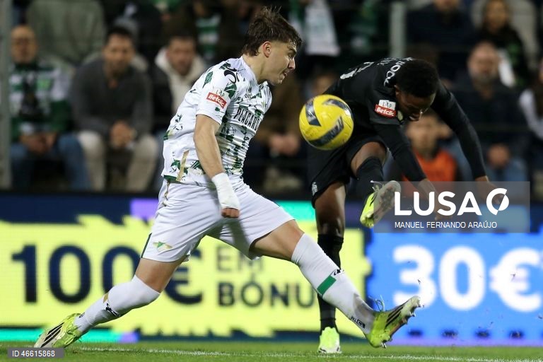 O Sporting ficou hoje provisoriamente a um ponto do líder FC Porto, ao vencer no terreno do Moreirense, por 3-0, em jogo da 23.ª jornada da I Liga portuguesa de futebol.