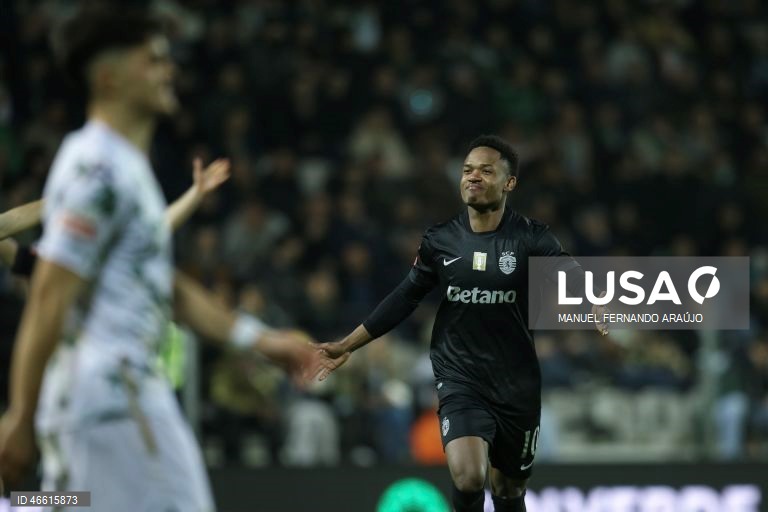 O Sporting ficou hoje provisoriamente a um ponto do líder FC Porto, ao vencer no terreno do Moreirense, por 3-0, em jogo da 23.ª jornada da I Liga portuguesa de futebol.