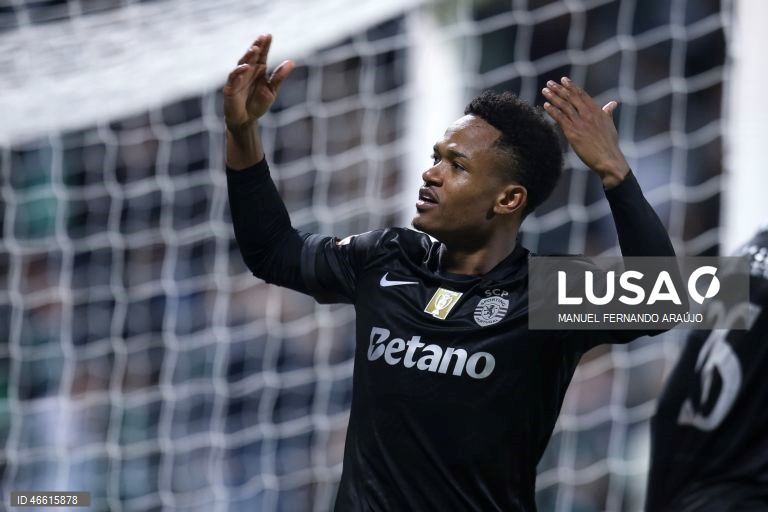 O Sporting ficou hoje provisoriamente a um ponto do líder FC Porto, ao vencer no terreno do Moreirense, por 3-0, em jogo da 23.ª jornada da I Liga portuguesa de futebol.