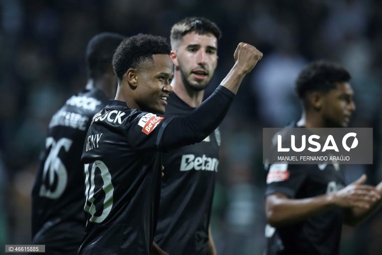 O Sporting ficou hoje provisoriamente a um ponto do líder FC Porto, ao vencer no terreno do Moreirense, por 3-0, em jogo da 23.ª jornada da I Liga portuguesa de futebol.