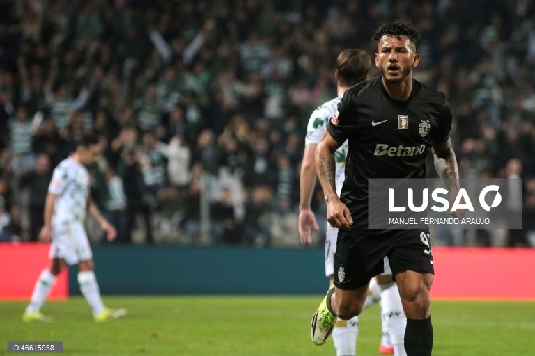 O Sporting ficou hoje provisoriamente a um ponto do líder FC Porto, ao vencer no terreno do Moreirense, por 3-0, em jogo da 23.ª jornada da I Liga portuguesa de futebol.