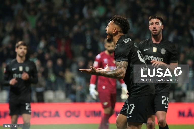 O Sporting ficou hoje provisoriamente a um ponto do líder FC Porto, ao vencer no terreno do Moreirense, por 3-0, em jogo da 23.ª jornada da I Liga portuguesa de futebol.
