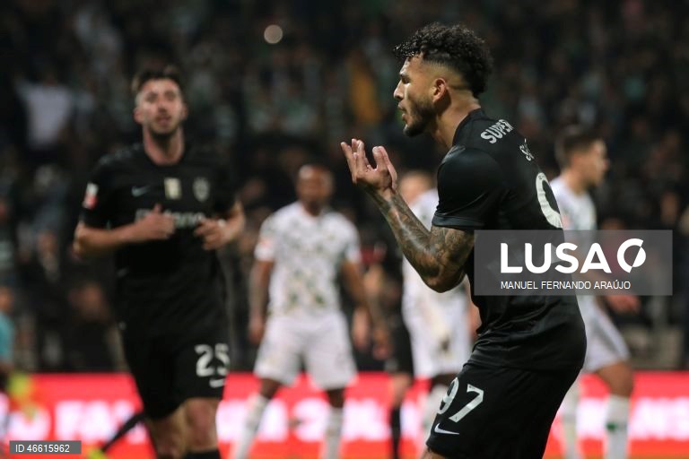 O Sporting ficou hoje provisoriamente a um ponto do líder FC Porto, ao vencer no terreno do Moreirense, por 3-0, em jogo da 23.ª jornada da I Liga portuguesa de futebol.