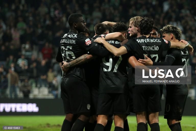 O Sporting ficou hoje provisoriamente a um ponto do líder FC Porto, ao vencer no terreno do Moreirense, por 3-0, em jogo da 23.ª jornada da I Liga portuguesa de futebol.