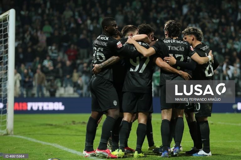 O Sporting ficou hoje provisoriamente a um ponto do líder FC Porto, ao vencer no terreno do Moreirense, por 3-0, em jogo da 23.ª jornada da I Liga portuguesa de futebol.