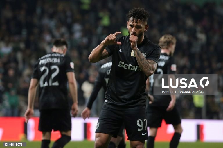 O Sporting ficou hoje provisoriamente a um ponto do líder FC Porto, ao vencer no terreno do Moreirense, por 3-0, em jogo da 23.ª jornada da I Liga portuguesa de futebol.