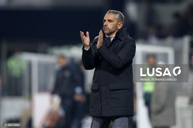 O Sporting ficou hoje provisoriamente a um ponto do líder FC Porto, ao vencer no terreno do Moreirense, por 3-0, em jogo da 23.ª jornada da I Liga portuguesa de futebol.