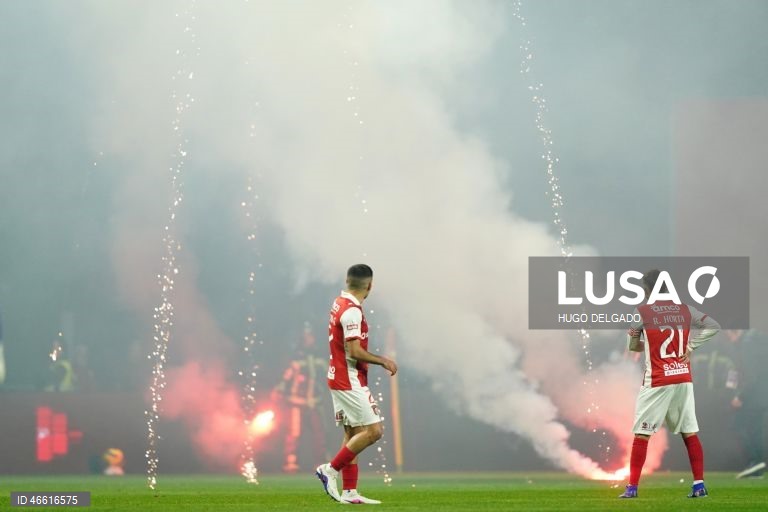 Jogo entre o Sporting de Braga e o Vitória de Guimarães interrompido devido ao lançamento de tochas para o relvado  jogo da I Liga de futebol, realizado no Estádio Municipal de Braga, 21 de fevereiro de 2026. HUGO DELGADO/LUSA 