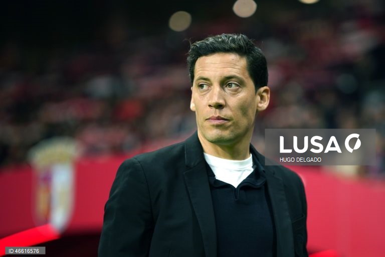 O treinador do Vitória de Guimarães, Luís Pinto, durante o jogo da I Liga de futebol contra o Sporting de Braga, realizado no Estádio Municipal de Braga, 21 de fevereiro de 2026. HUGO DELGADO/LUSA 