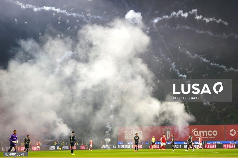 Jogo entre o Sporting de Braga e o Vitória de Guimarães interrompido devido ao lançamento de tochas para o relvado  jogo da I Liga de futebol, realizado no Estádio Municipal de Braga, 21 de fevereiro de 2026. HUGO DELGADO/LUSA 