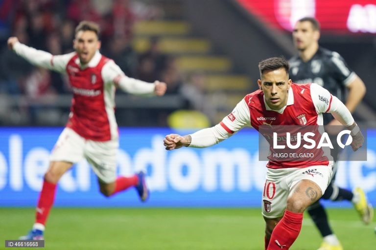 O jogador do Sporting de Braga Rodrigo Zalazar, festeja após marcar um golo contra o Vitória de Guimarães durante o jogo da I Liga de futebol, realizado no Estádio Municipal de Braga, 21 de fevereiro de 2026. HUGO DELGADO/LUSA 