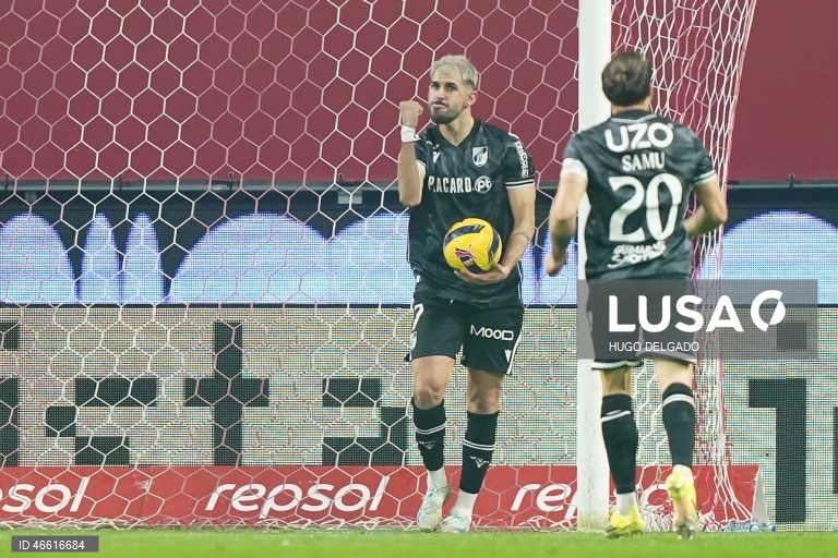 O jogador do Vitória de Guimarães Oliveira, festeja após marcar um golo contra o Sporting de Braga durante o jogo da I Liga de futebol, realizado no Estádio Municipal de Braga, 21 de fevereiro de 2026. HUGO DELGADO/LUSA 