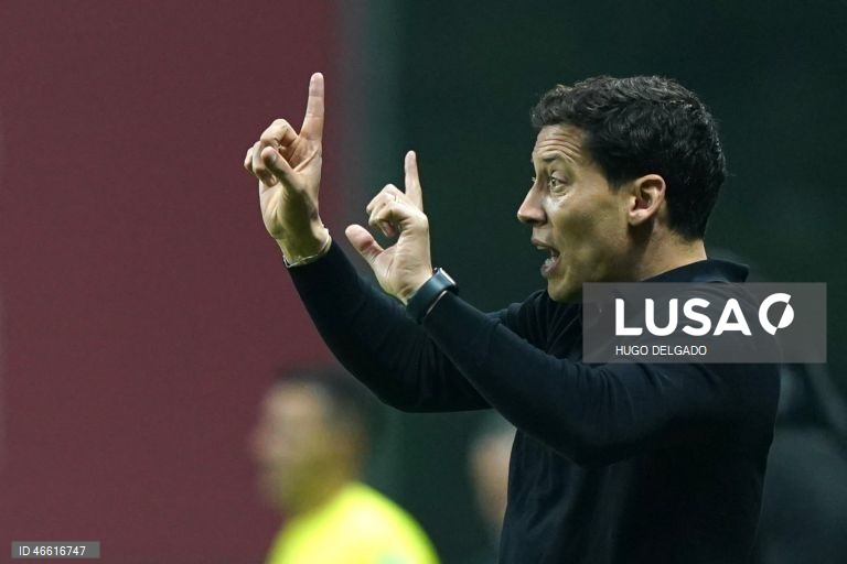 O treinador do Vitória de Guimarães, Luís Pinto, durante o jogo da I Liga de futebol contra o Sporting de Braga, realizado no Estádio Municipal de Braga, 21 de fevereiro de 2026. HUGO DELGADO/LUSA 