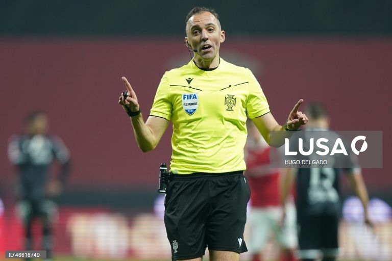 O árbitro João Pinheiro, durante o jogo da I Liga de futebol entre o Sporting de Braga e o Vitória de Guimarães, realizado no Estádio Municipal de Braga, 21 de fevereiro de 2026. HUGO DELGADO/LUSA 