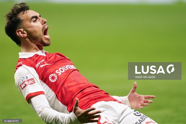 O jogador do Sporting de Braga Ricardo Horta, festeja após marcar um golo contra o Vitória de Guimarães durante o jogo da I Liga de futebol, realizado no Estádio Municipal de Braga, 21 de fevereiro de 2026. HUGO DELGADO/LUSA 