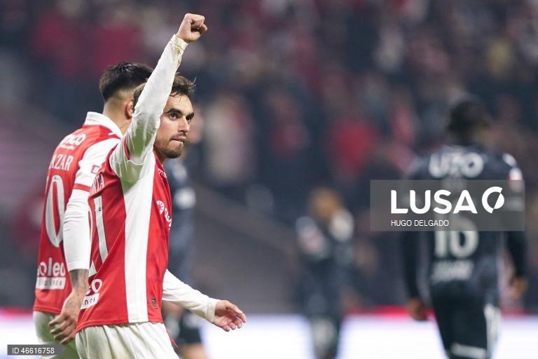 O jogador do Sporting de Braga Ricardo Horta, festeja após marcar um golo contra o Vitória de Guimarães durante o jogo da I Liga de futebol, realizado no Estádio Municipal de Braga, 21 de fevereiro de 2026. HUGO DELGADO/LUSA 