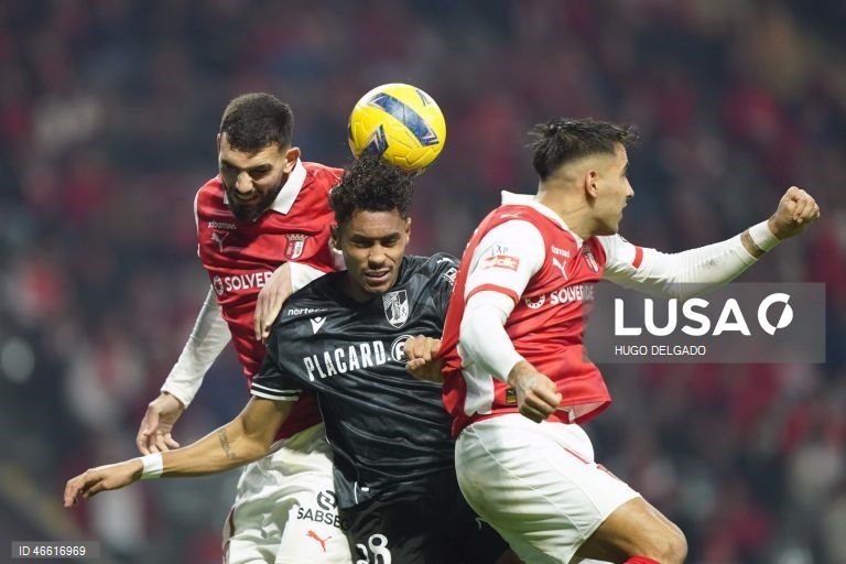 Os jogadores do Sporting de Braga Barisic (E) e Rodrigo Zalazar (D), em ação contra o jogador do Vitória de Guimarães Noah Saviolo, durante o jogo da I Liga de futebol, realizado no Estádio Municipal de Braga, 21 de fevereiro de 2026. HUGO DELGADO/LUSA 