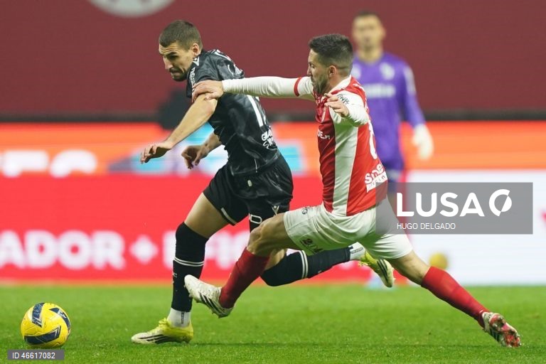 O jogador do Sporting de Braga João Moutinho (D), em ação contra o jogador do Vitória de Guimarães João Mendes, durante o jogo da I Liga de futebol, realizado no Estádio Municipal de Braga, 21 de fevereiro de 2026. HUGO DELGADO/LUSA 