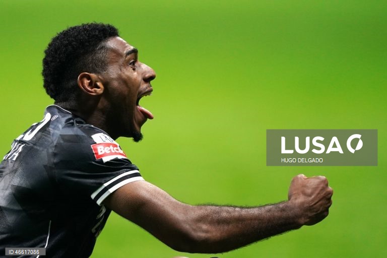 O jogador do Vitória de Guimarães Gustavo Silva, festeja após marcar um golo contra o Sporting de Braga durante o jogo da I Liga de futebol, realizado no Estádio Municipal de Braga, 21 de fevereiro de 2026. HUGO DELGADO/LUSA 