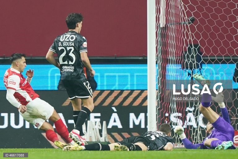 O jogador do Sporting de Braga Rodrigo Zalazar (E), marcar um golo contra o Vitória de Guimarães durante o jogo da I Liga de futebol, realizado no Estádio Municipal de Braga, 21 de fevereiro de 2026. HUGO DELGADO/LUSA 