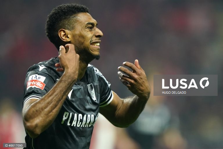 O jogador do Vitória de Guimarães Gustavo Silva, festeja após marcar um golo contra o Sporting de Braga durante o jogo da I Liga de futebol, realizado no Estádio Municipal de Braga, 21 de fevereiro de 2026. HUGO DELGADO/LUSA 