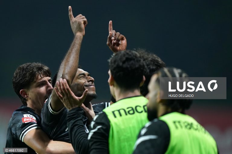 O jogador do Vitória de Guimarães Gustavo Silva, festeja após marcar um golo contra o Sporting de Braga durante o jogo da I Liga de futebol, realizado no Estádio Municipal de Braga, 21 de fevereiro de 2026. HUGO DELGADO/LUSA 