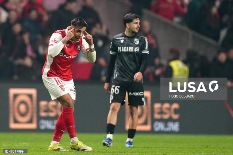 O jogador do Sporting de Braga Rodrigo Zalazar, festeja após marcar um golo contra o Vitória de Guimarães durante o jogo da I Liga de futebol, realizado no Estádio Municipal de Braga, 21 de fevereiro de 2026. HUGO DELGADO/LUSA 