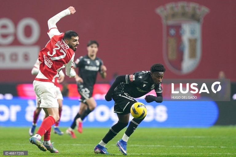 O jogador do Sporting de Braga Barisic (E), em ação contra o jogador do Vitória de Guimarães Oumar Camara, durante o jogo da I Liga de futebol, realizado no Estádio Municipal de Braga, 21 de fevereiro de 2026. HUGO DELGADO/LUSA 