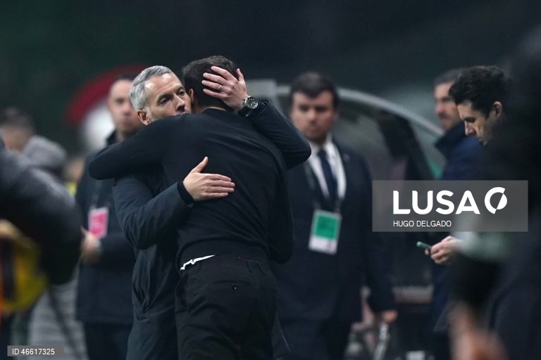 O treinador do Sporting de Braga, Carlos Vicens (E) e o treinador do Vitória de Guimarães, Luís Pinto, cumprimentam-se no final do jogo da I Liga de futebol, realizado no Estádio Municipal de Braga, 21 de fevereiro de 2026. HUGO DELGADO/LUSA 