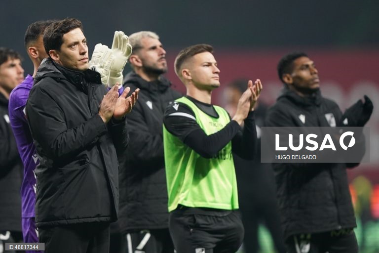 O treinador do Vitória de Guimarães, Luís Pinto (E), acompanhado pelos seus jogadores no final do jogo da I Liga de futebol contra o Sporting de Braga, realizado no Estádio Municipal de Braga, 21 de fevereiro de 2026. HUGO DELGADO/LUSA 