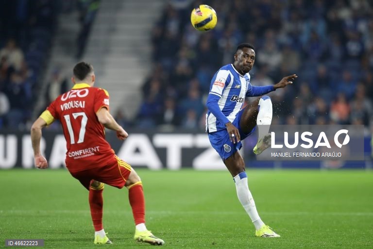 O líder FC Porto manteve hoje a vantagem de quatro pontos sobre o Sporting ao vencer em casa o Rio Ave, por 1-0, com um golo de Froholdt, em jogo da 23.ª jornada da I Liga de futebol.