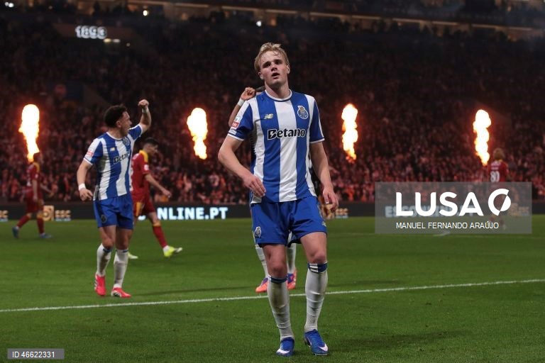 O líder FC Porto manteve hoje a vantagem de quatro pontos sobre o Sporting ao vencer em casa o Rio Ave, por 1-0, com um golo de Froholdt, em jogo da 23.ª jornada da I Liga de futebol.