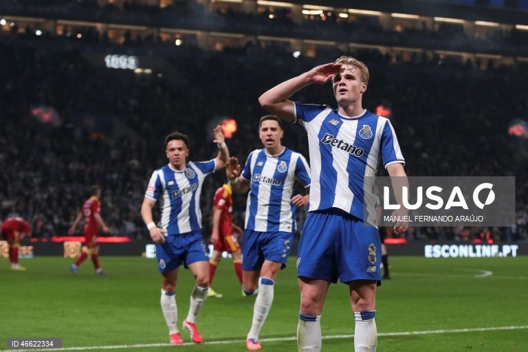O líder FC Porto manteve hoje a vantagem de quatro pontos sobre o Sporting ao vencer em casa o Rio Ave, por 1-0, com um golo de Froholdt, em jogo da 23.ª jornada da I Liga de futebol.