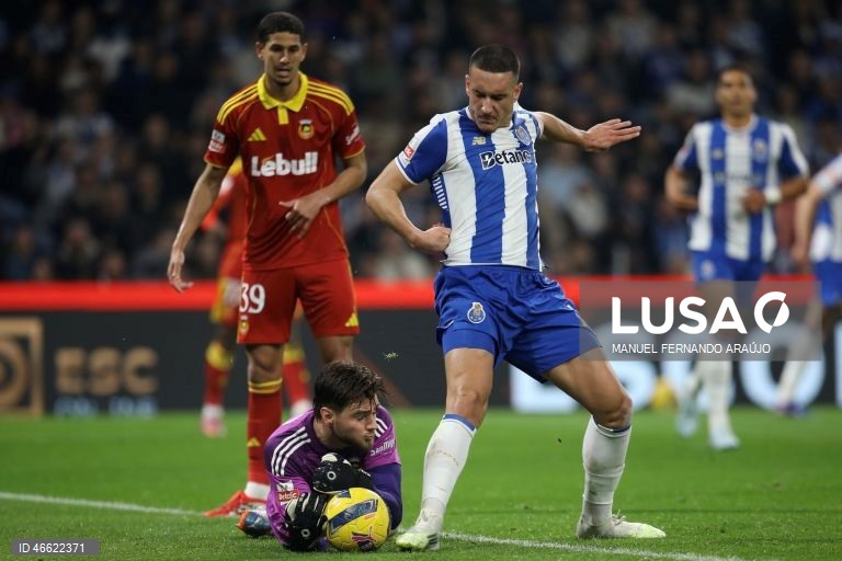 O líder FC Porto manteve hoje a vantagem de quatro pontos sobre o Sporting ao vencer em casa o Rio Ave, por 1-0, com um golo de Froholdt, em jogo da 23.ª jornada da I Liga de futebol.