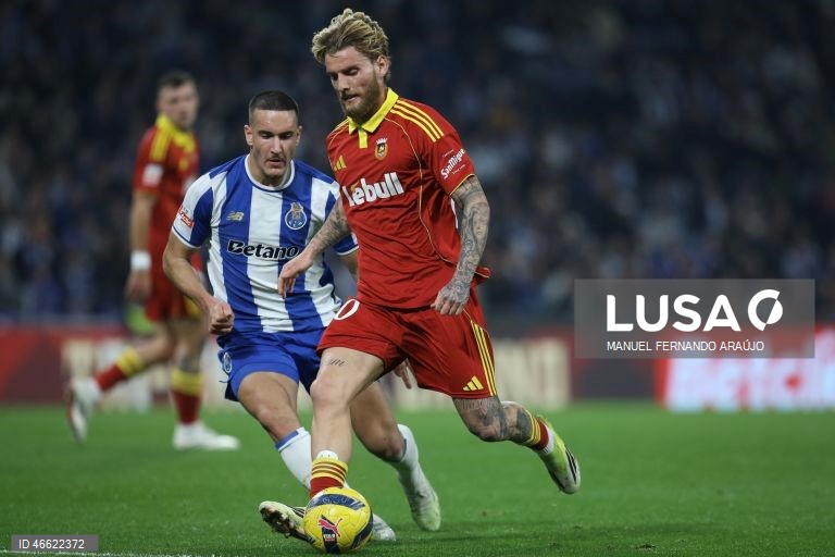 O líder FC Porto manteve hoje a vantagem de quatro pontos sobre o Sporting ao vencer em casa o Rio Ave, por 1-0, com um golo de Froholdt, em jogo da 23.ª jornada da I Liga de futebol.