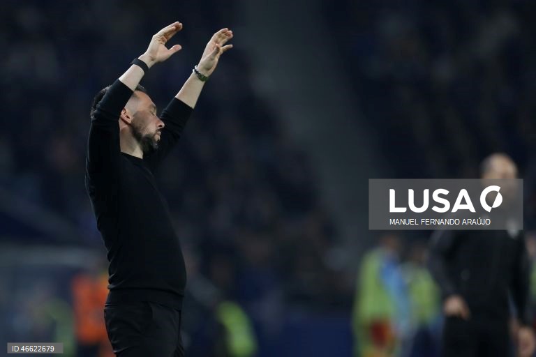 O líder FC Porto manteve hoje a vantagem de quatro pontos sobre o Sporting ao vencer em casa o Rio Ave, por 1-0, com um golo de Froholdt, em jogo da 23.ª jornada da I Liga de futebol.