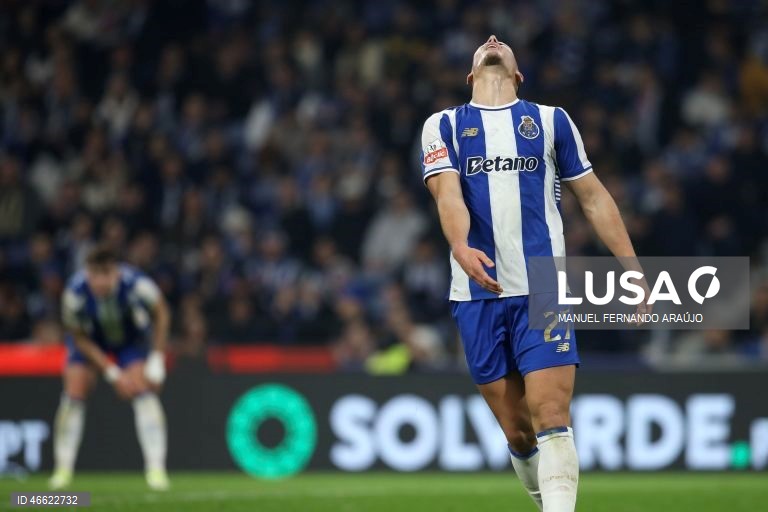 O líder FC Porto manteve hoje a vantagem de quatro pontos sobre o Sporting ao vencer em casa o Rio Ave, por 1-0, com um golo de Froholdt, em jogo da 23.ª jornada da I Liga de futebol.